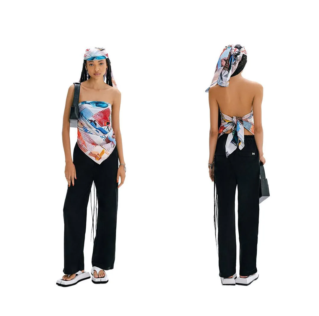 Lenço grande estampado usado como blusa e no cabelo
